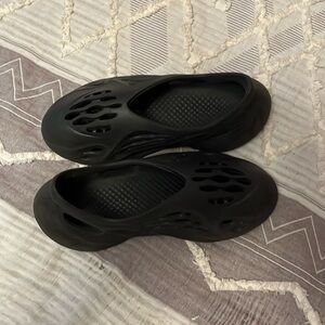Yeezy Adidas foam runners used but in good condition.